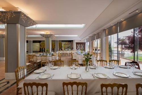 Ein Restaurant oder anderes Speiselokal in der Unterkunft RL Ciudad de Úbeda 