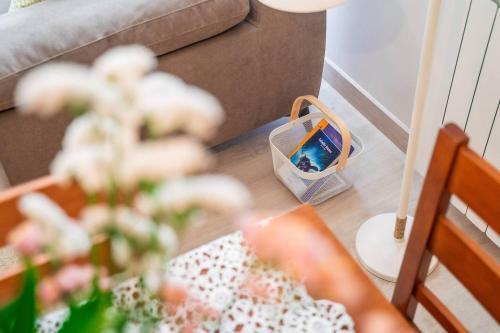 a table with flowers and a bag on a table at Apartamento Aires del Jiloca en Cella in Cella
