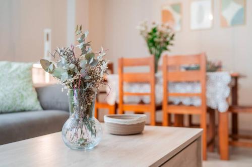 a vase with flowers on a table in a living room at Apartamento Aires del Jiloca en Cella in Cella