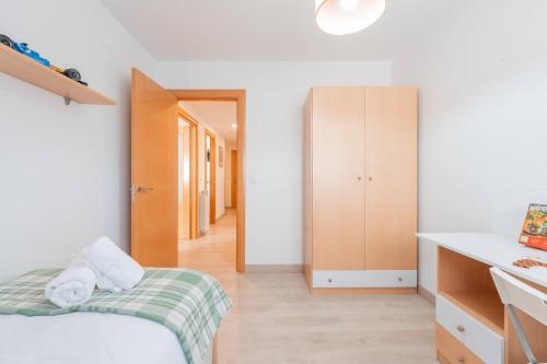 a small bedroom with a bed and a closet at Apartamento Aires del Jiloca en Cella in Cella