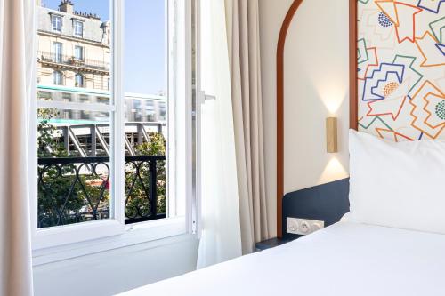 a bedroom with a bed and a window at ibis Styles Paris Eiffel Cambronne in Paris