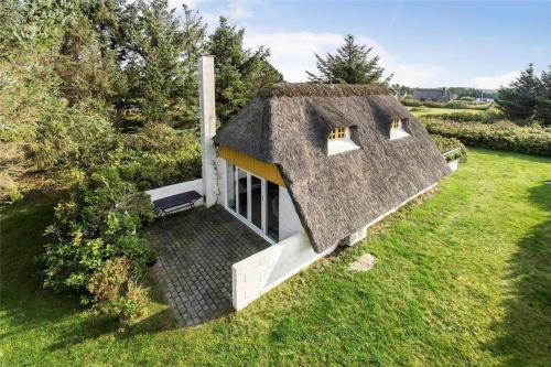 an overhead view of a house with a thatched roof at 20398-Ulfborg-Hummelmosevej-7 in Sundhuse