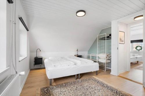 Postel nebo postele na pokoji v ubytování 70396-Ulfborg-Lillegade-2