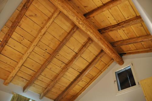 a wooden ceiling in a room with wooden beams at Casa Rosanna in Meolo