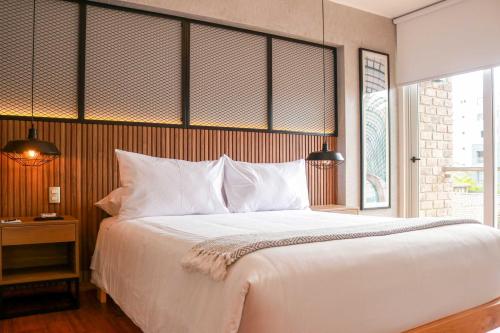 En eller flere senge i et værelse på Upscale 2BR with Balcony in Barranco