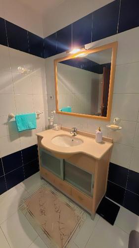 a bathroom with a sink and a mirror at Quarto de Solteiro com varanda centro de Viseu in Viseu
