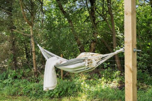 a hammock hanging from a pole in a garden at 80179-Vemb-Harpotvej-74 in Skalstrup
