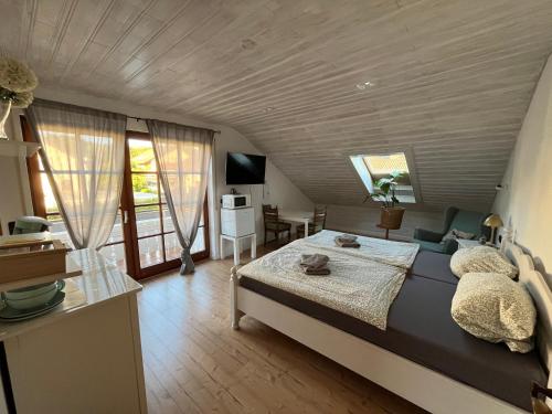 una camera da letto con un letto grande in una stanza di Landhaus Bad Rotenfels - Bethel a Gaggenau