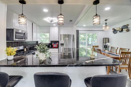 Η κουζίνα ή μικρή κουζίνα στο 1 Mi to ATandT Stadium Family Home with Large Yard!
