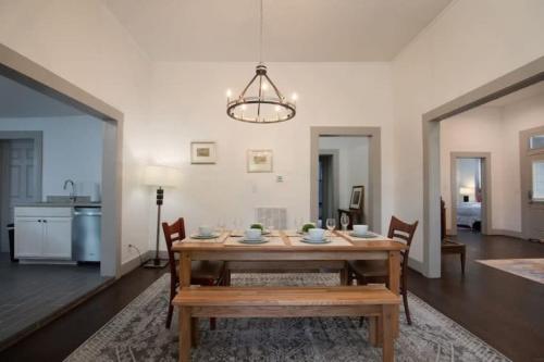 Dapur atau dapur kecil di Division Ave East Lake Update