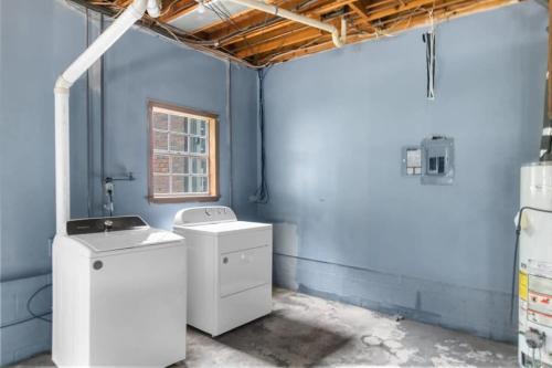 a room with two washing machines and a window at Miami Family Friendly in Forestdale in Owenton