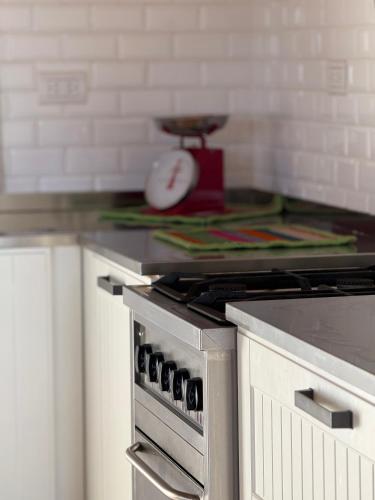 a kitchen with a stove and a counter top at Rancho Raíz in Barreal