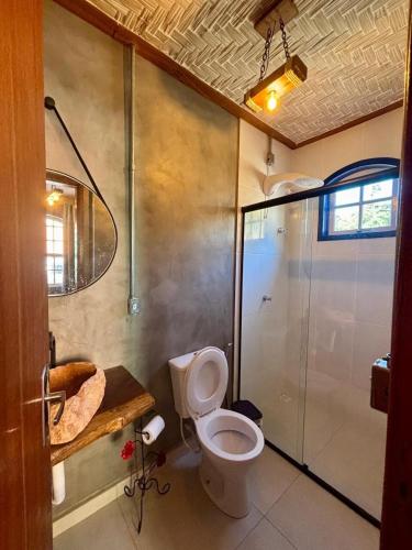 ein Badezimmer mit Toilette und Dusche in der Unterkunft Chalé em Conceição do Ibitipoca in Lima Duarte