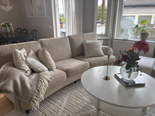 a living room with a couch and a table at Växjö Lägenhet nära city, natur & shopping Växjö, Bergsnäs in Växjö
