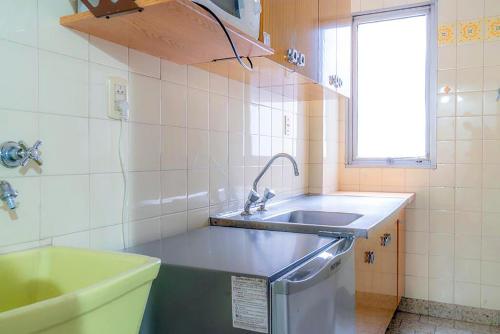 una pequeña cocina con fregadero y lavavajillas en Argentino Hotel, en Mar del Plata