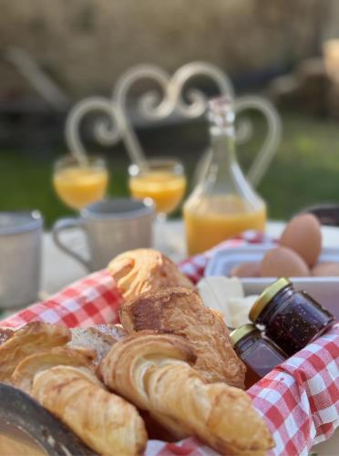 een bord brood en eieren op een tafel bij Le mazet du cavalier in Puyvert