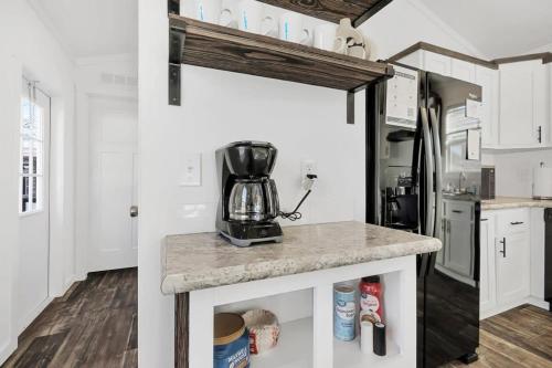 Dapur atau dapur kecil di Byrd 4 Tiny Stay Getaway