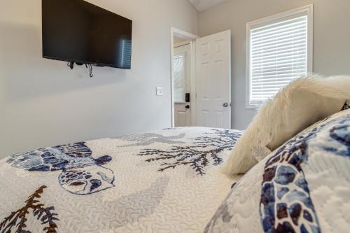 Cama o camas de una habitación en 3 Mi to ICW Coastal Carolina Home with Pool Access