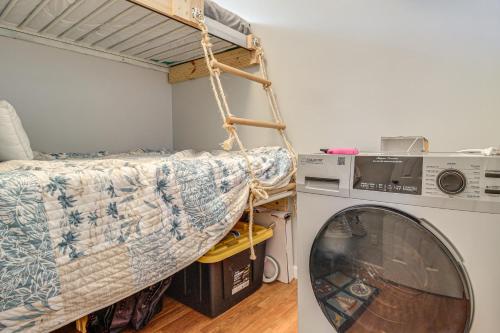 Un lavadero con una cama y una lavadora. en 3 Mi to ICW Coastal Carolina Home with Pool Access, en Hampstead