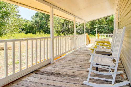 Un balcón o terraza de 3 Mi to ICW Coastal Carolina Home with Pool Access