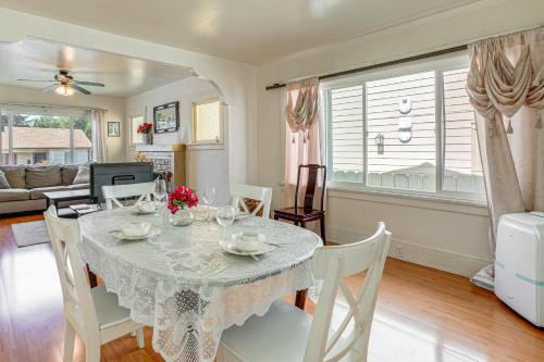 Posezení v ubytování Walkable East Bay Home - 2 Mi to BART Station