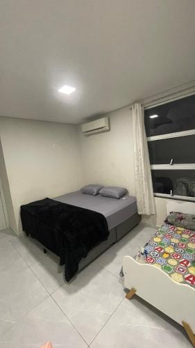 une chambre avec un lit et un canapé dans l'établissement Casa em foz do iguaçu, à Foz do Iguaçu