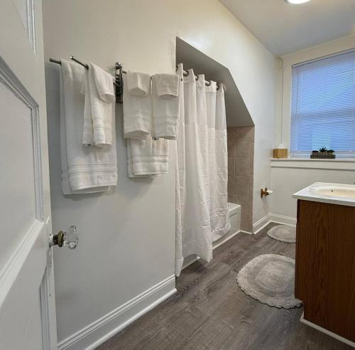 Ένα μπάνιο στο Peaceful 1 BR Home with parking near hospital