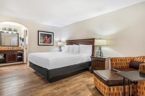 Letto o letti in una camera di Best Western Rose Garden Inn