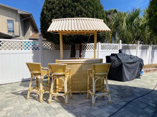 Patio nebo venkovní prostory v ubytování Island home on Kings Bay - manatees at the dock!