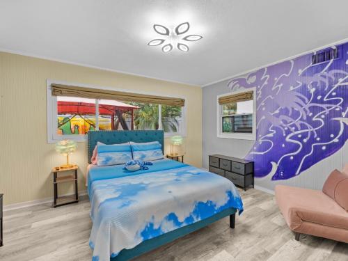 a bedroom with a blue bed and a purple wall at Spacious Unique Heated Pool 2 Hot Tubs Pkg in Sarasota