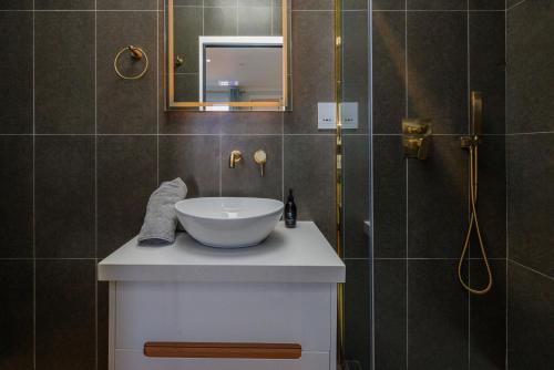 un bagno con lavandino e doccia di C Breeze 1 a Swakopmund