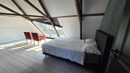 Ένα ή περισσότερα κρεβάτια σε δωμάτιο στο Gehele woning in Herbaijum