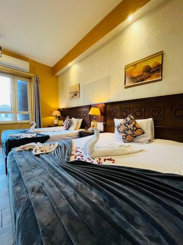 Postel nebo postele na pokoji v ubytování New Location Hotel
