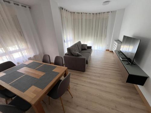 阿尔巴塞特Precioso Apartamento centrico con 2 dormitorios的客厅里有一张桌子和一张沙发