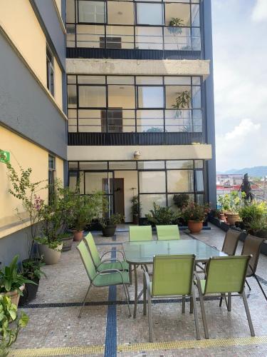 Un patio con una mesa y sillas frente a un edificio. en HOTEL TRUEBA, en Orizaba
