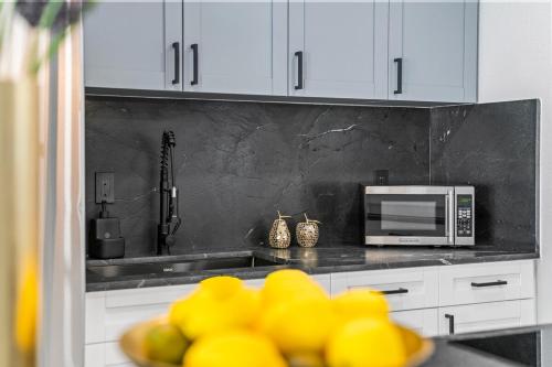 Una cocina o cocineta en Fun Oasis Getaway Pool, BBQ, Games and More L77