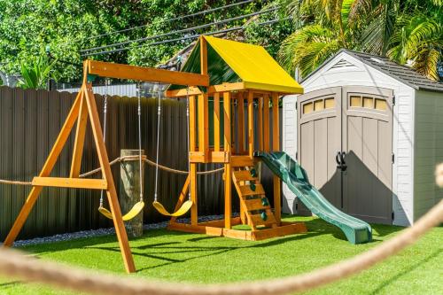 Zona de juegos infantil en Fun Oasis Getaway Pool, BBQ, Games and More L77