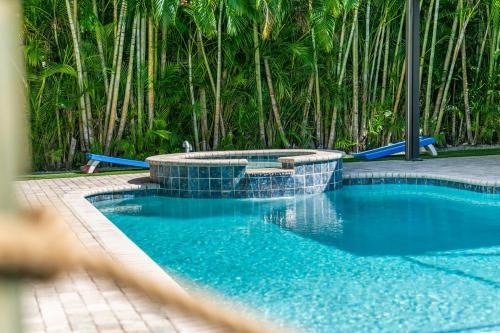 La alberca dentro o cerca de Fun Oasis Getaway Pool, BBQ, Games and More L77