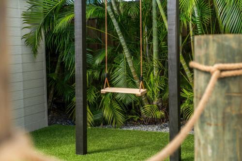 Un jardín fuera de Fun Oasis Getaway Pool, BBQ, Games and More L77