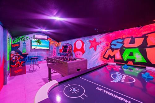Sala de juegos en Fun Oasis Getaway Pool, BBQ, Games and More L77