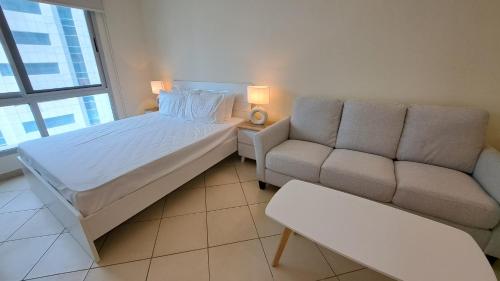 DRUVYA HOLIDAY HOMES, Marina Diamond 1, Close to Sobha Realty Metro 3 min walkable