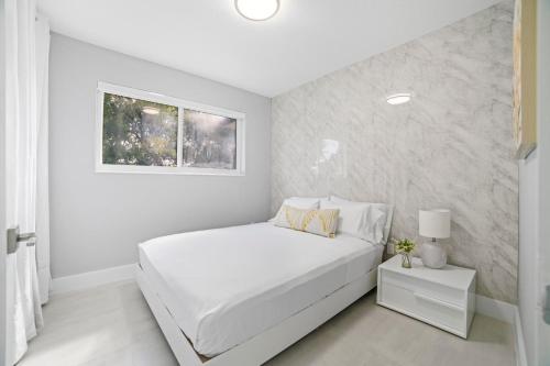 Una cama o camas en una habitación de Fun Oasis Getaway Pool, BBQ, Games and More L77
