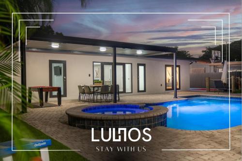 La alberca dentro o cerca de Fun Oasis Getaway Pool, BBQ, Games and More L77