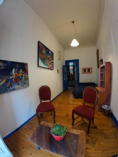 a living room with two chairs and a table at Art Hostel Casa Chaman in Valparaíso