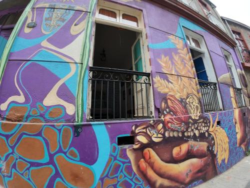 a building with a painting on the side of it at Art Hostel Casa Chaman in Valparaíso