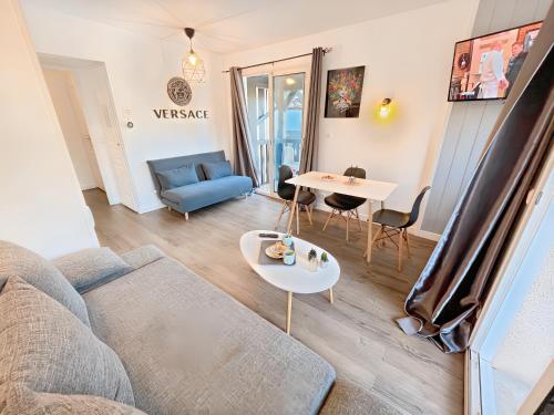 Avec 2 Balcons Vue sur la Piscine et Parking Gratuit privé