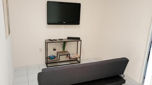 a living room with a fish tank and a tv at Casa Alcatraz con Alberca, Cuernavaca Morelos in Tezoyuca