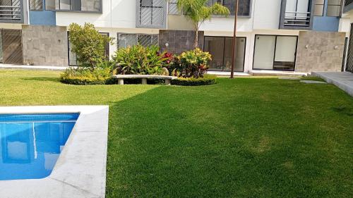 a yard with a swimming pool in front of a building at Casa Alcatraz con Alberca, Cuernavaca Morelos in Tezoyuca
