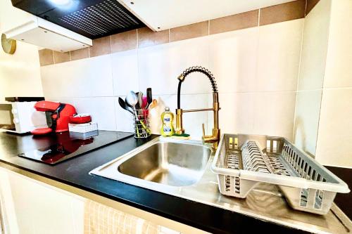 un lavello con stendibiancheria accanto di Parentheses marine - Studio front de mer a Canet-en-Roussillon