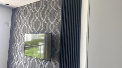 a mirror on a wall next to a window at Apartamento Premiun Catedral in La Plata